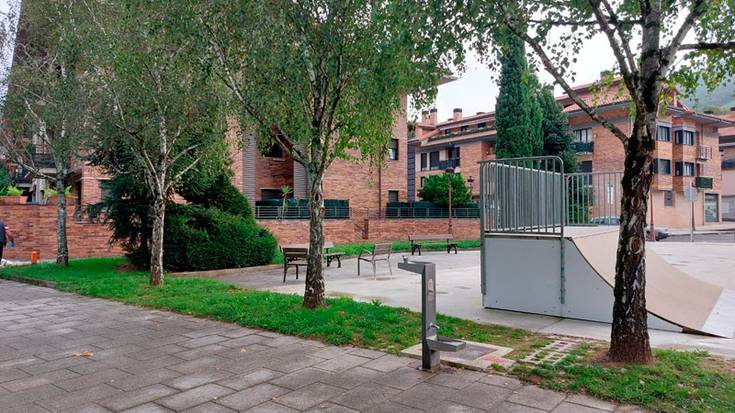 Loatzo plazan komun publikoa jarriko dute