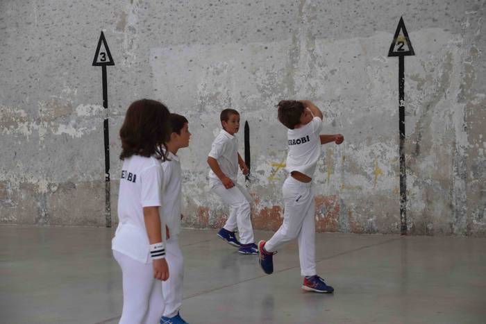 Zuriz jantzi zen Berrobiko f 17 1567409256384