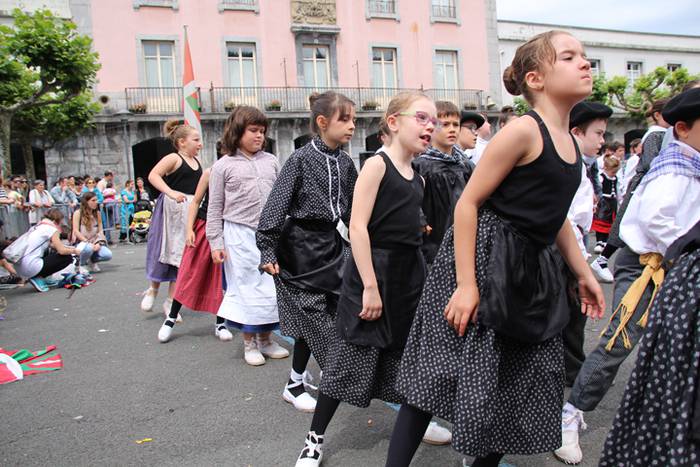 Dantzari txiki eguna Villabonan 28 1465749476728