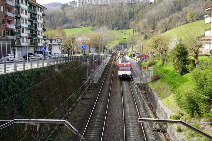 Herritarrak kexu, trenaren klaxonaren zaratagatik