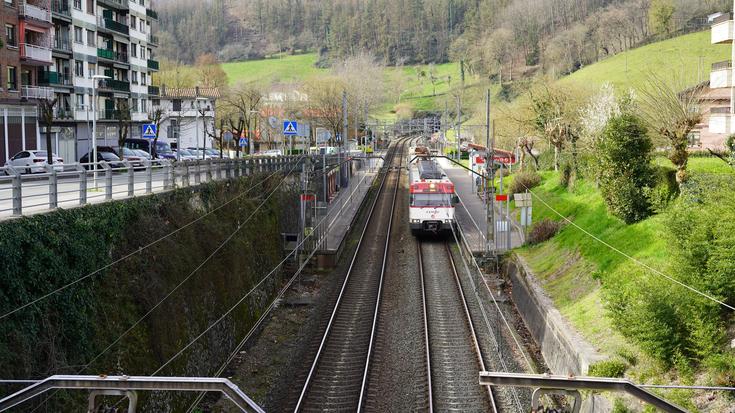 Herritarrak kexu, trenaren klaxonaren zaratagatik