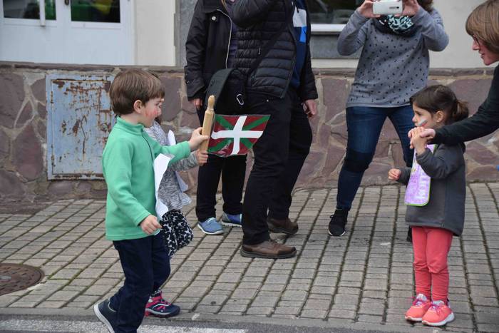 Eskuz esku ibili dute lekuko 27 1555085931630