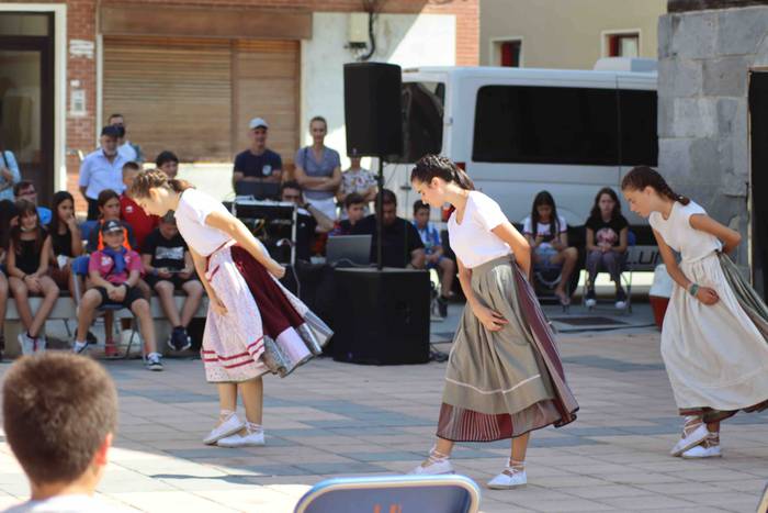 Dantzan igaro dute goiza Liz 39 1630841482703